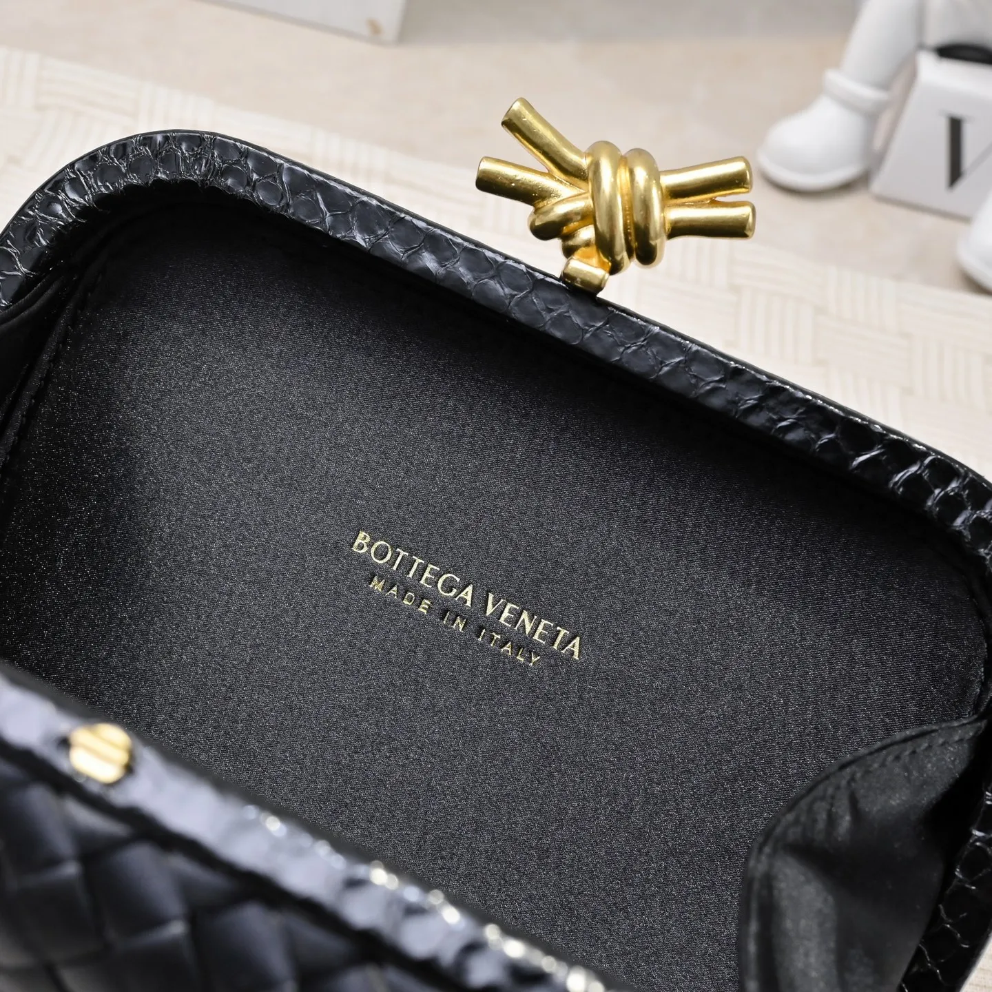 Batch 1460 #BV Knot woven evening bag series ~ Each bag reveals exquisite elegance💫Iconic classic silk weaving➕snake skin trimming with knot buckle, soft and delicate feel. The design is small and exquisite, low-key without logo, elegant and elegant. Paired with evening dress or cheongsam, it has the atmosphere of a famous and wealthy lady. Full of aura and invincible texture💃 Model: 7622 Dimensions: 20x12x5.5